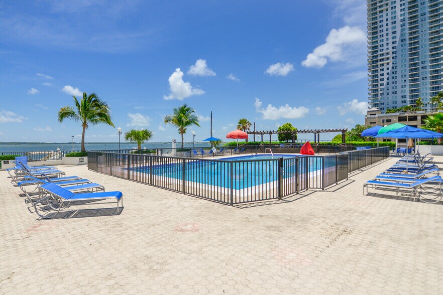Building Photo - 801 Brickell Bay Dr
