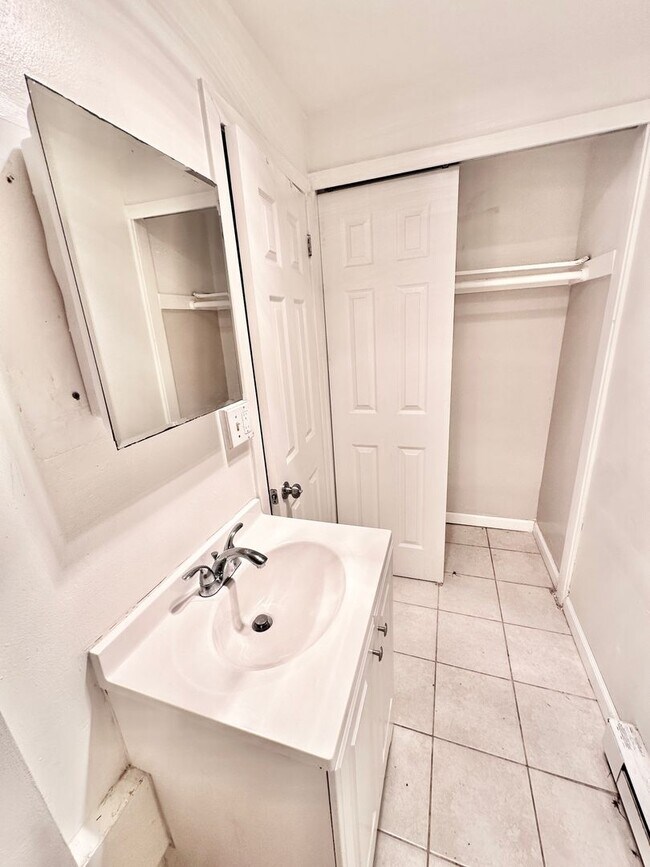 Building Photo - Spacious 6 bedroom 3.5 bath Tudor Townhouse w/Deck close to Georgetown University & Hospital