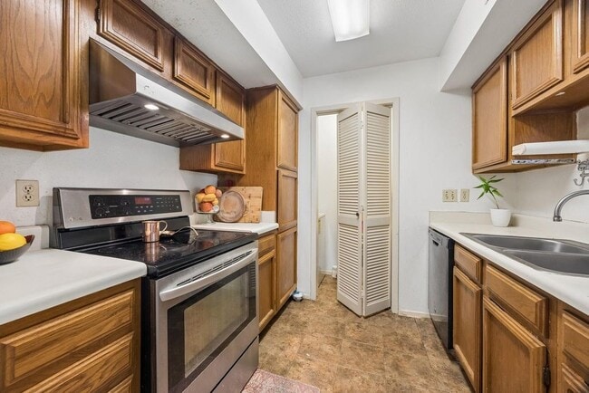 Building Photo - 6602 Harbor Town Dr
