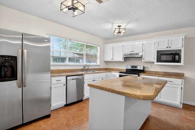 Building Photo - Beautiful Diamondhead Home