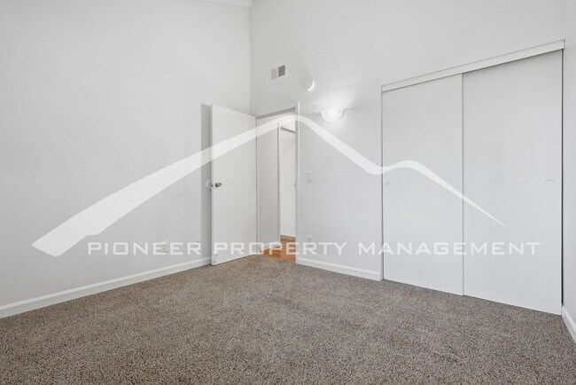 Building Photo - Spacious Condo with Washer/Dryer and Central AC