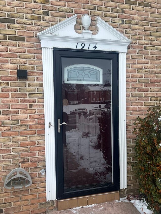 Building Photo - Now Available Spacious 3 Bedroom, 1.5 Bath Home