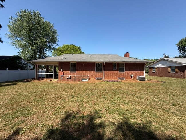 Building Photo - 1407 Capri Rd SW