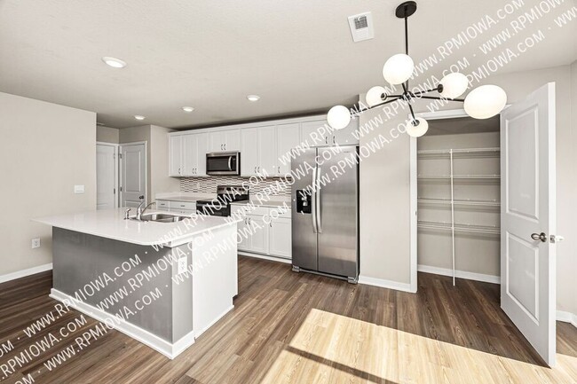 Building Photo - 2578 SE Morningdew Dr