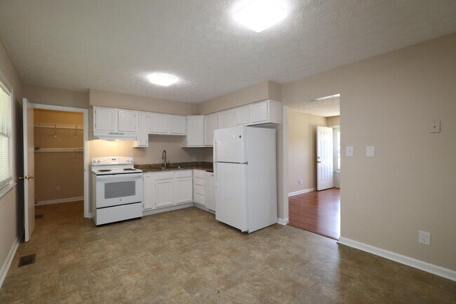 Building Photo - 212 Foxwood Dr
