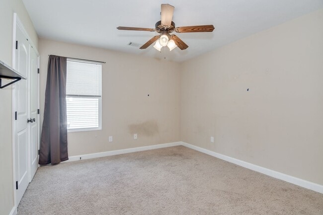 Building Photo - Beautiful 4 Bedroom in Great Neighborhood!