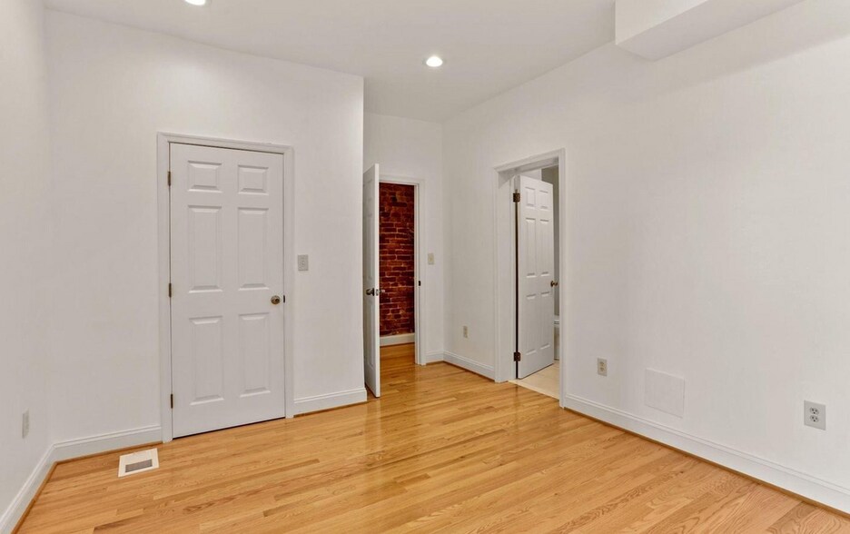 Upstairs bedroom - 650 Newton Pl NW