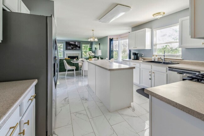 Building Photo - 784 Long Island Cir