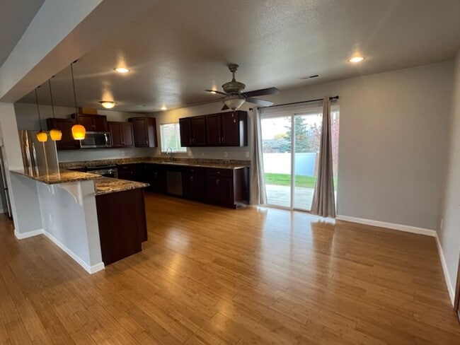 Building Photo - SPACIOUS 4 bed/2 bath home in desired location with double garage, fenced back yard!