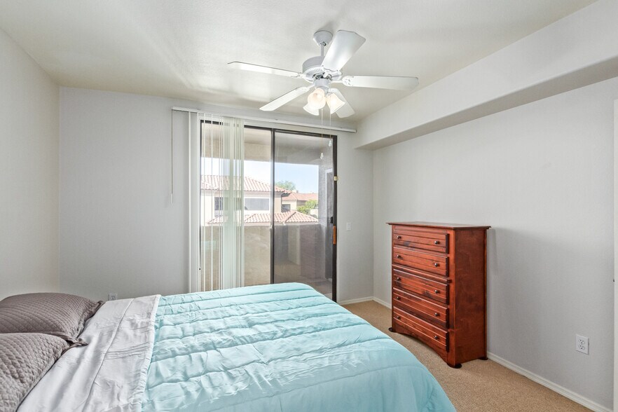 Building Photo - 4925 E Desert Cove Ave