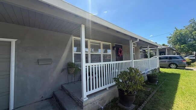 Building Photo - 2036 Country Club Blvd