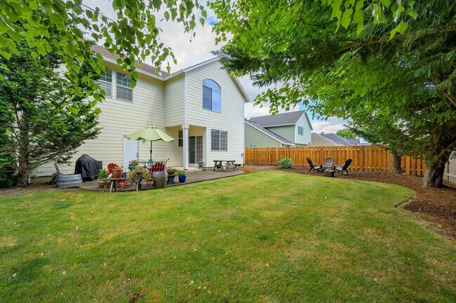 Building Photo - Large 3 Bed, 2.5 Bath Home in McMinnville-...