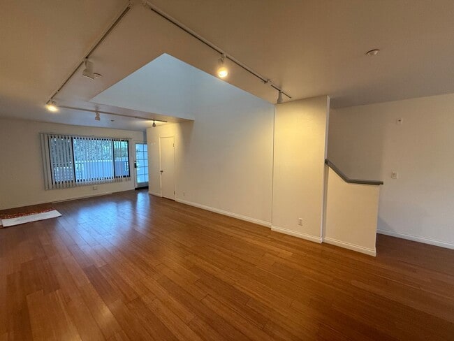 Building Photo - 1090 University Ave