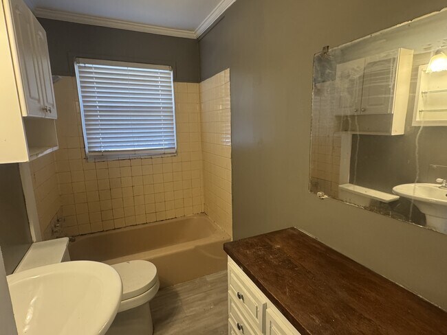 Building Photo - 78 Helen Dr