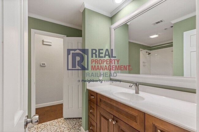 Building Photo - Charming 3 Bed 2 Bath Home in a Great Neighborhood - Private Pool!