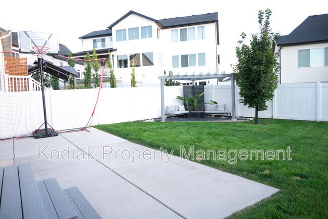 Building Photo - 1364 Petunia Ct