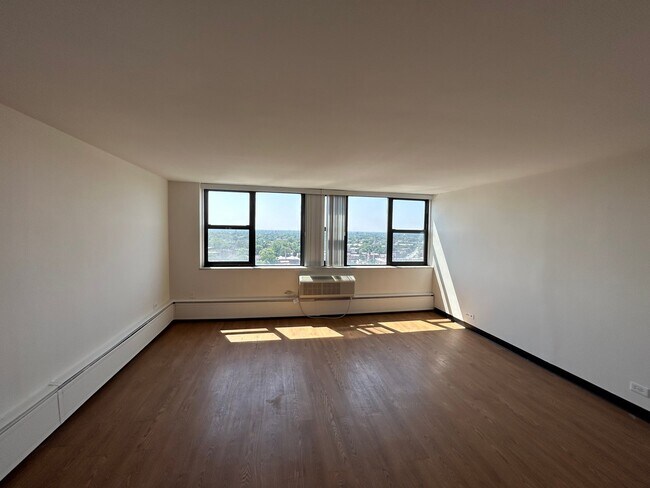 Building Photo - 7447 S South Shore Dr