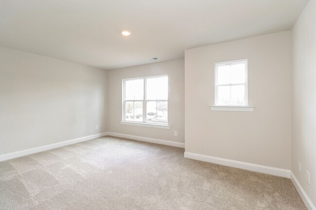 Building Photo - Beautiful 4BR 2.5BA Home w/ Full Appliance Kitchen • Garage Parking •