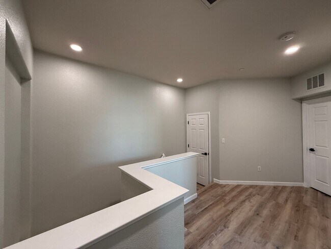 Building Photo - Lovely Laguna Pointe Condo!