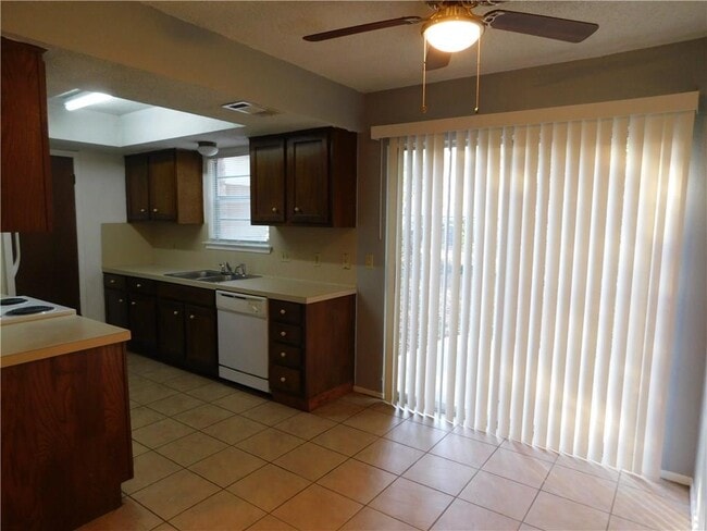 Building Photo - 1402 Barbergale St