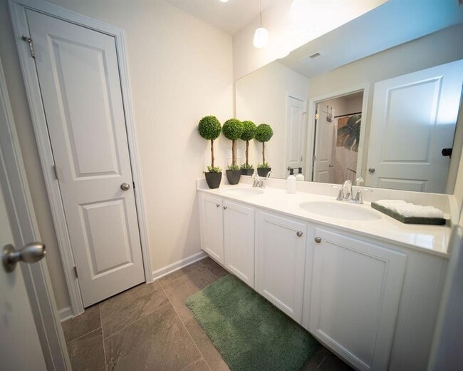 Building Photo - 585 River Gdns Dr