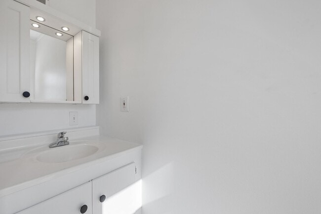 Building Photo - Well Cared for Single Family Home in Conve...