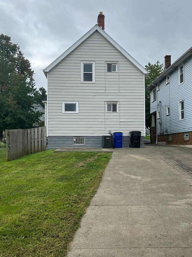 Building Photo - Old Brooklyn Area - 3 Bedroom Single Famil...