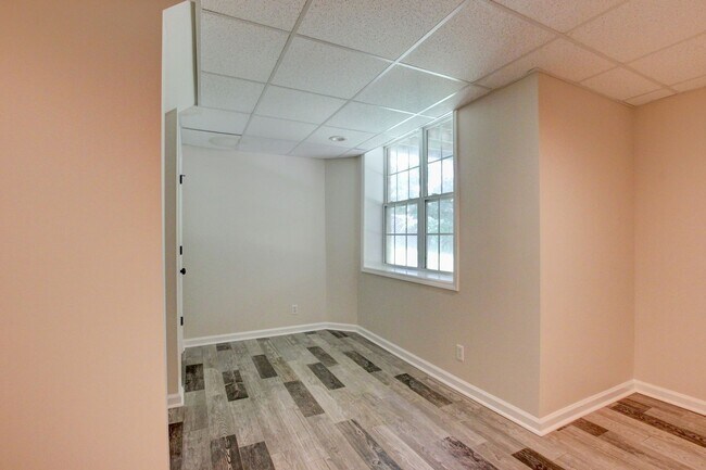 Building Photo - 3 bed 2 bath w sweet basement.  Go