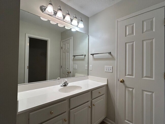 Building Photo - 2BR Condo in Holton Place – Pool, Porch, a...