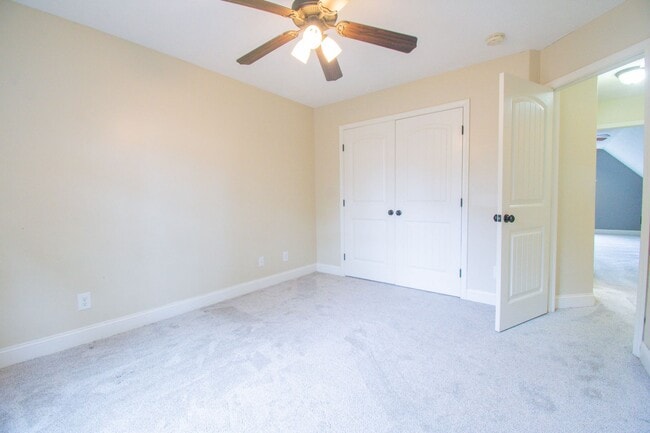 Building Photo - 4 Bedroom 2.5 Bathroom With Bonus and Screened in Porch!