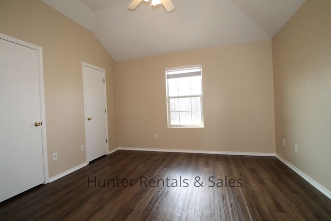Building Photo - Delightful Townhouse!