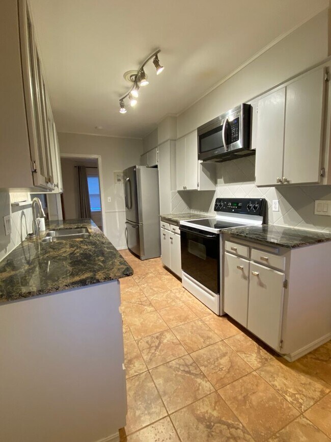 Building Photo - 2 Bedroom 2 Bathroom plus Bonus Room with ALL Appliances Included