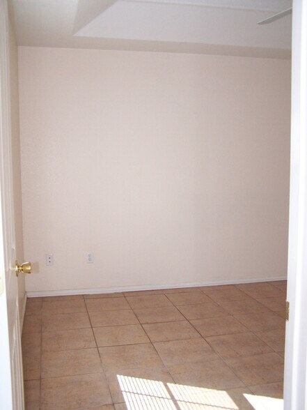 Building Photo - 1101 Stonehaven Blvd