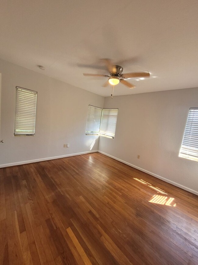 Building Photo - Renovated 2 bed 1 bath Spacious apt in the...