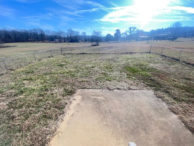 Building Photo - For Lease - 3 Bed, 2 Bath, 1232sqft Home o...