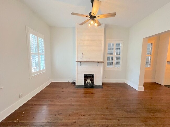 Building Photo - 2 BED | 2.5 BATH | DOWNTOWN LIVING | PRIVATE COURTYARD | WALK TO EVERYTHING