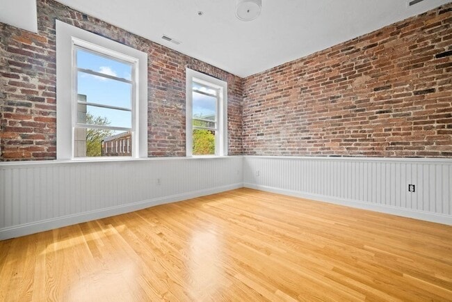 Building Photo - 172 Cottage St