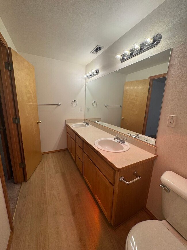 Building Photo - 2 bedroom 2 bath duplex for rent in Grants  Pass