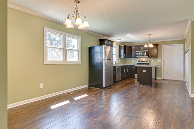 Building Photo - 212 Hillview Dr