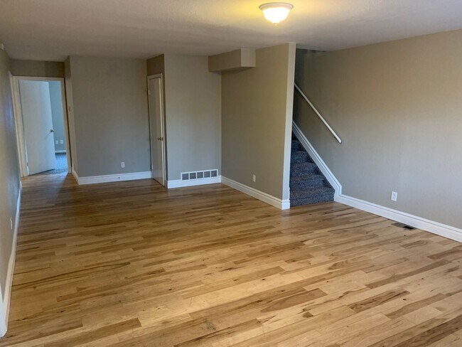 Building Photo - Stunning 4 Bed / 2 Bath Home in the Heart ...