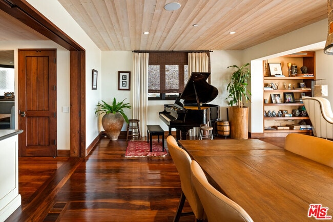 Building Photo - 964 Palisades Beach Rd