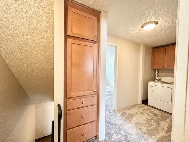 Building Photo - Charming 2 Bed, 1 Bath Canby Townhouse-Style Duplex!