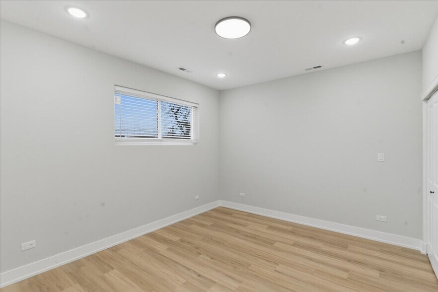 Building Photo - 6222 S King Dr