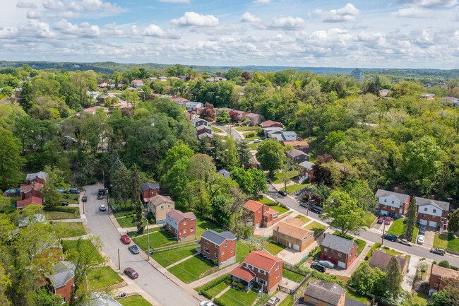 Building Photo - AVAILABLE JUNE 1ST!! STUNNING 3 BEDROOM IN...
