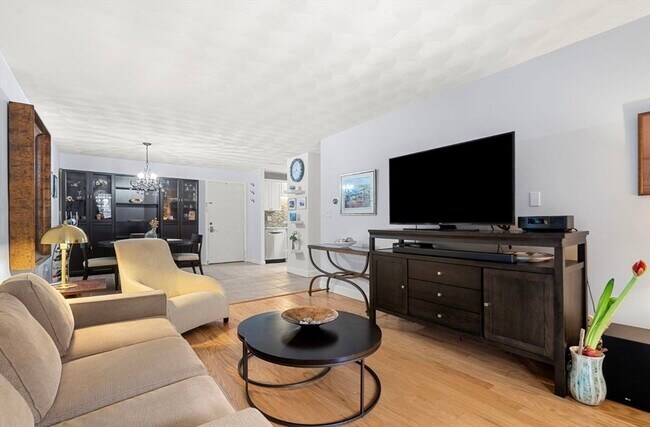 Building Photo - 7 Greenbriar Dr