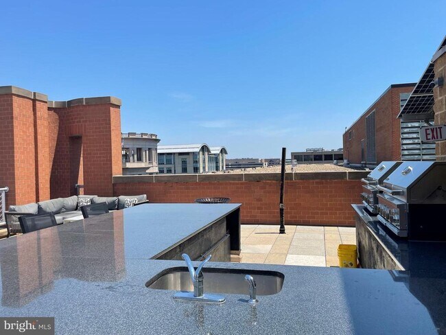 Building Photo - 616 E St NW