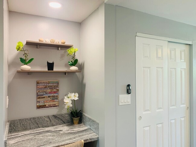 Building Photo - Spacious upstairs unit. Large Living area. Parking Available