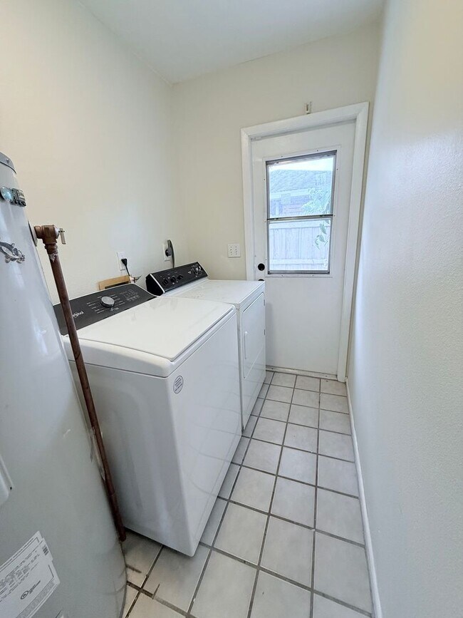 Building Photo - 3-Bed/2-Bath Sarasota Gem: Private Pool & Central Location!!