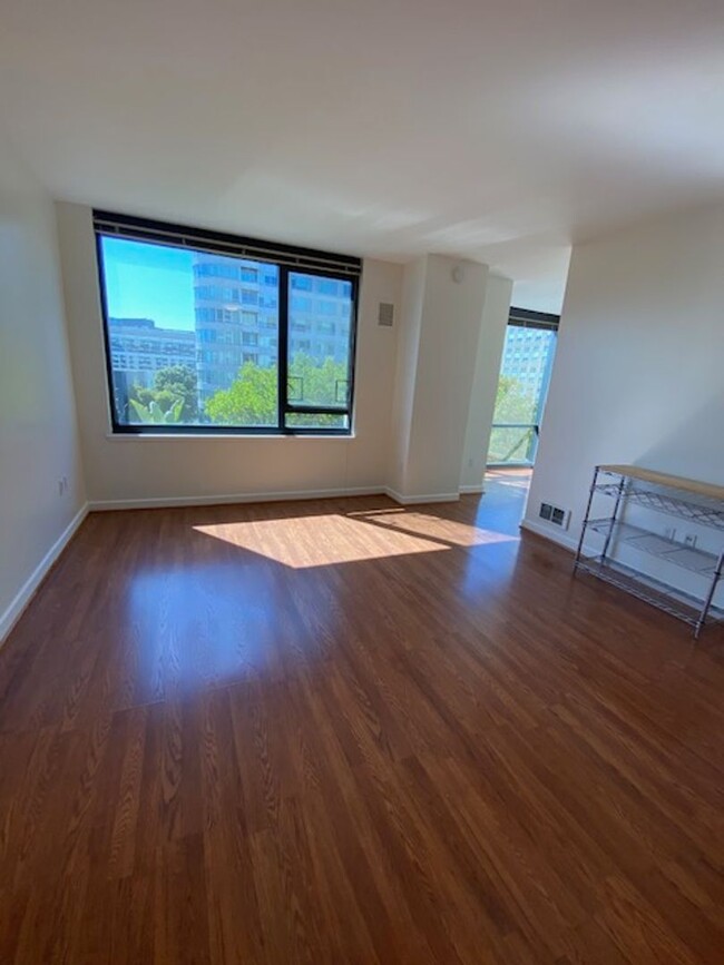 Building Photo - Bright and spacious one bedroom condo unit...