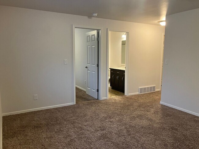 Building Photo - 3 Bed 3 Bath Twin Home